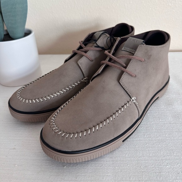 New Kenneth Cole Shore Taupe Faux Leather Chukka Boots Men’s 10 - Picture 3 of 13